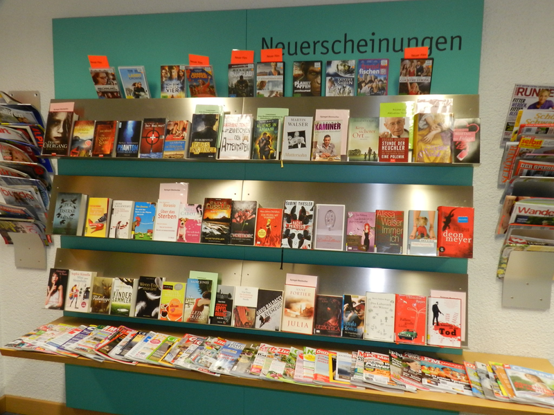 Bücherwand mit diversen Büchern und dem Schriftzug Neuerscheinungen darüber
