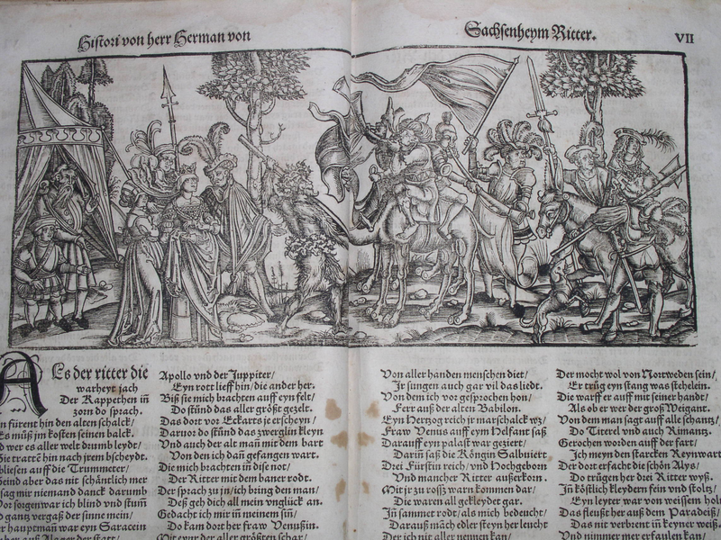 Eine mittelalterliche Illustration zeigt eine Gruppe von Rittern zu Pferd und Personen in königlicher Kleidung, die sich vor einem Zelt und einem Mann in einem Lager versammelt haben, umgeben von Bäumen.