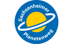 Das Bild zeigt ein Logo mit einem stilisierten gelben Planeten mit weißen Ringen auf blauem Hintergrund, umgeben von dem Text "Sachsenheimer Planetenweg".
