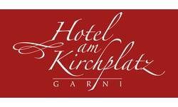 Das Bild zeigt das Logo eines Hotels mit dem Text "Hotel am Kirchplatz Garni" in eleganter weißer Schrift auf rotem Hintergrund.