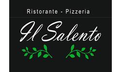 Das Bild zeigt das Logo eines Restaurants mit der Aufschrift "Ristorante - Pizzeria Il Salento" und enthält grüne Blätter als Dekoration.